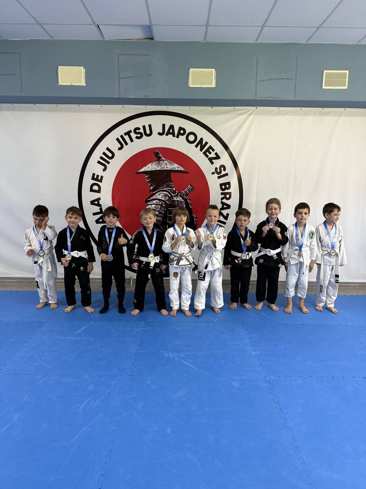 Copii 5–7 ani cu medalii la Dojo Ciocana