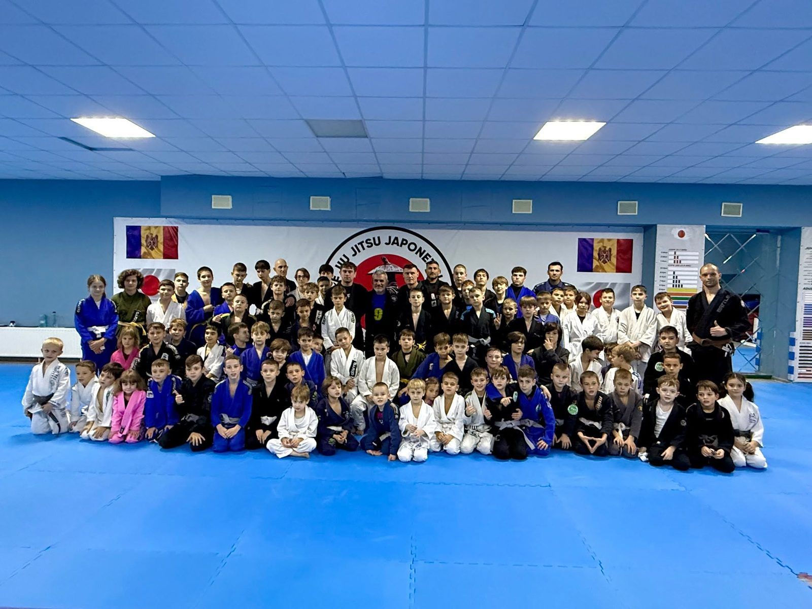 Grupul de sportivi al Școlii de Jiu Jitsu Japonez și Brazilian — copii și adulți la un seminar comun