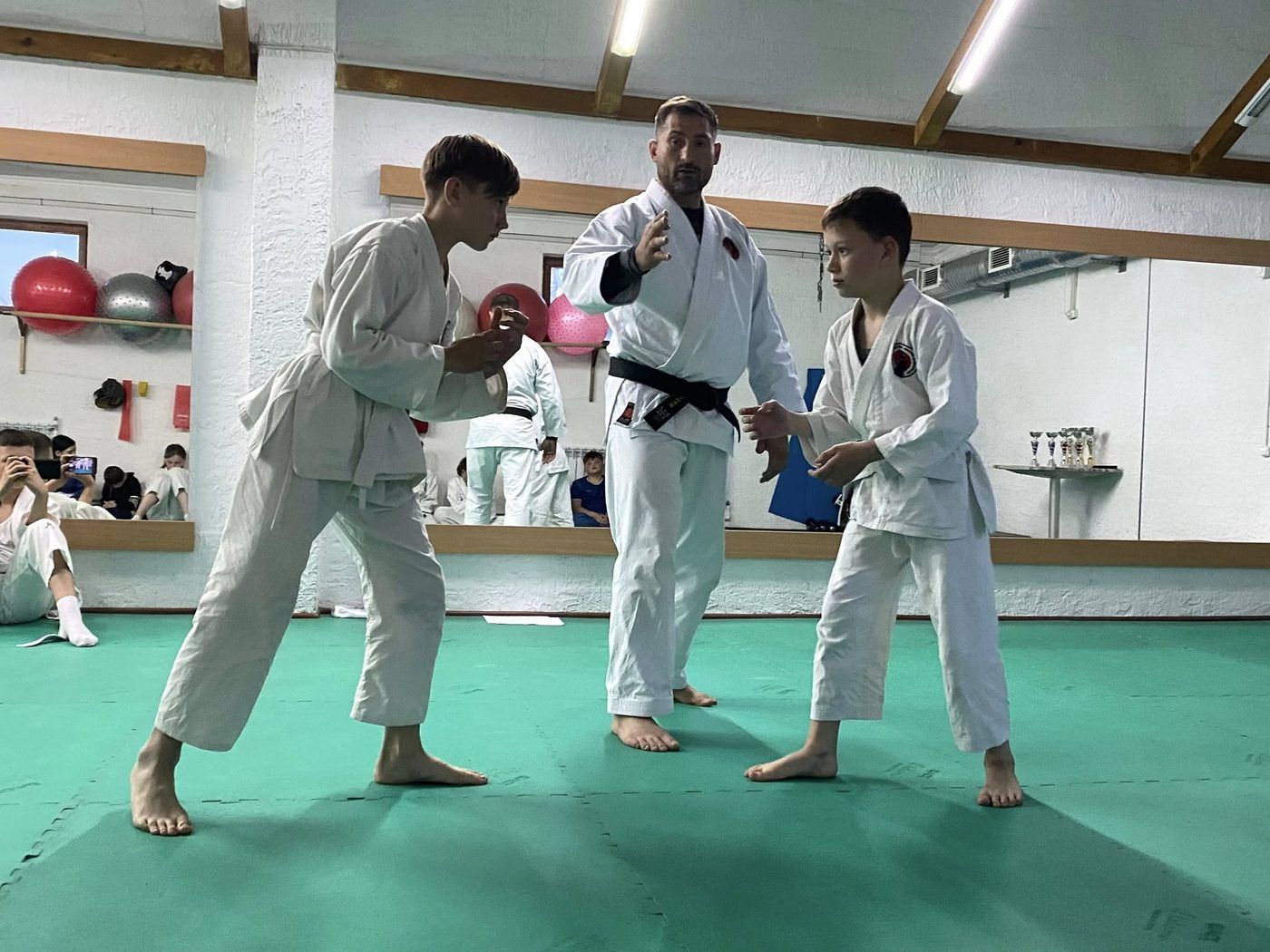 Juniori la antrenament de lupta la sol, Dojo Șoldănești